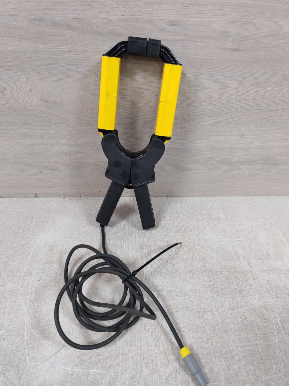 CIRCUTOR CP-2000-200 CIRCUTOR CP-2000-200 600V CAT III CURRENT CLAMP YELLOW 2