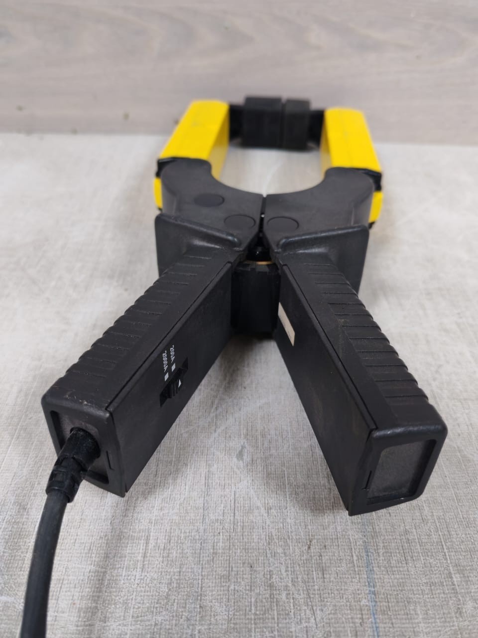 CIRCUTOR CP-2000-200 CIRCUTOR CP-2000-200 600V CAT III CURRENT CLAMP YELLOW 8