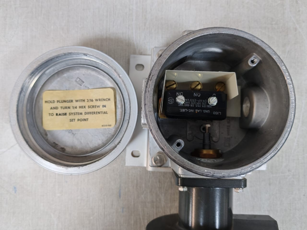 UE UNITED ELECTRIC J110K UE UNITED ELECTRIC J110K 457 PRESSURE SWITCH 15 AMPS 125-250 VAC 5