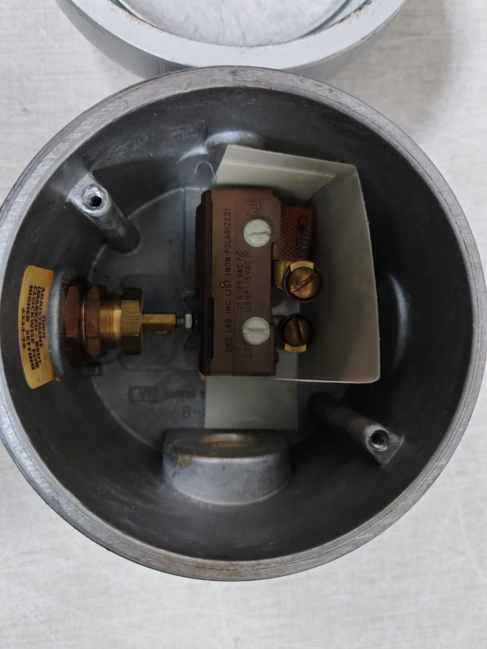 UE UNITED ELECTRIC AMPS-125 UE UNITED ELECTRIC J110 680 PRESSURE SWITCH 15 AMPS 125-250 VAC 3