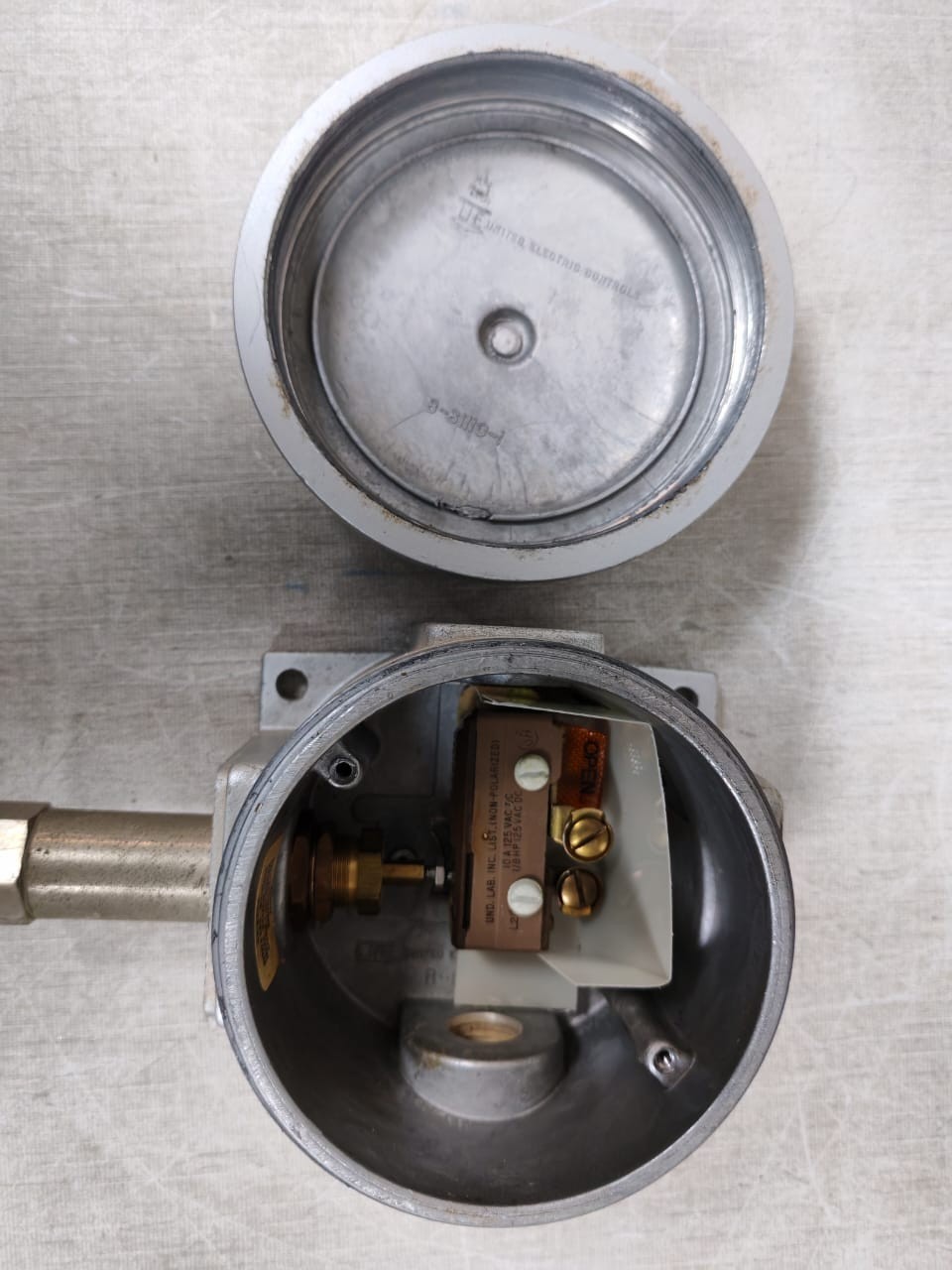 UE UNITED ELECTRIC AMPS-125 UE UNITED ELECTRIC J110 680 PRESSURE SWITCH 15 AMPS 125-250 VAC 4