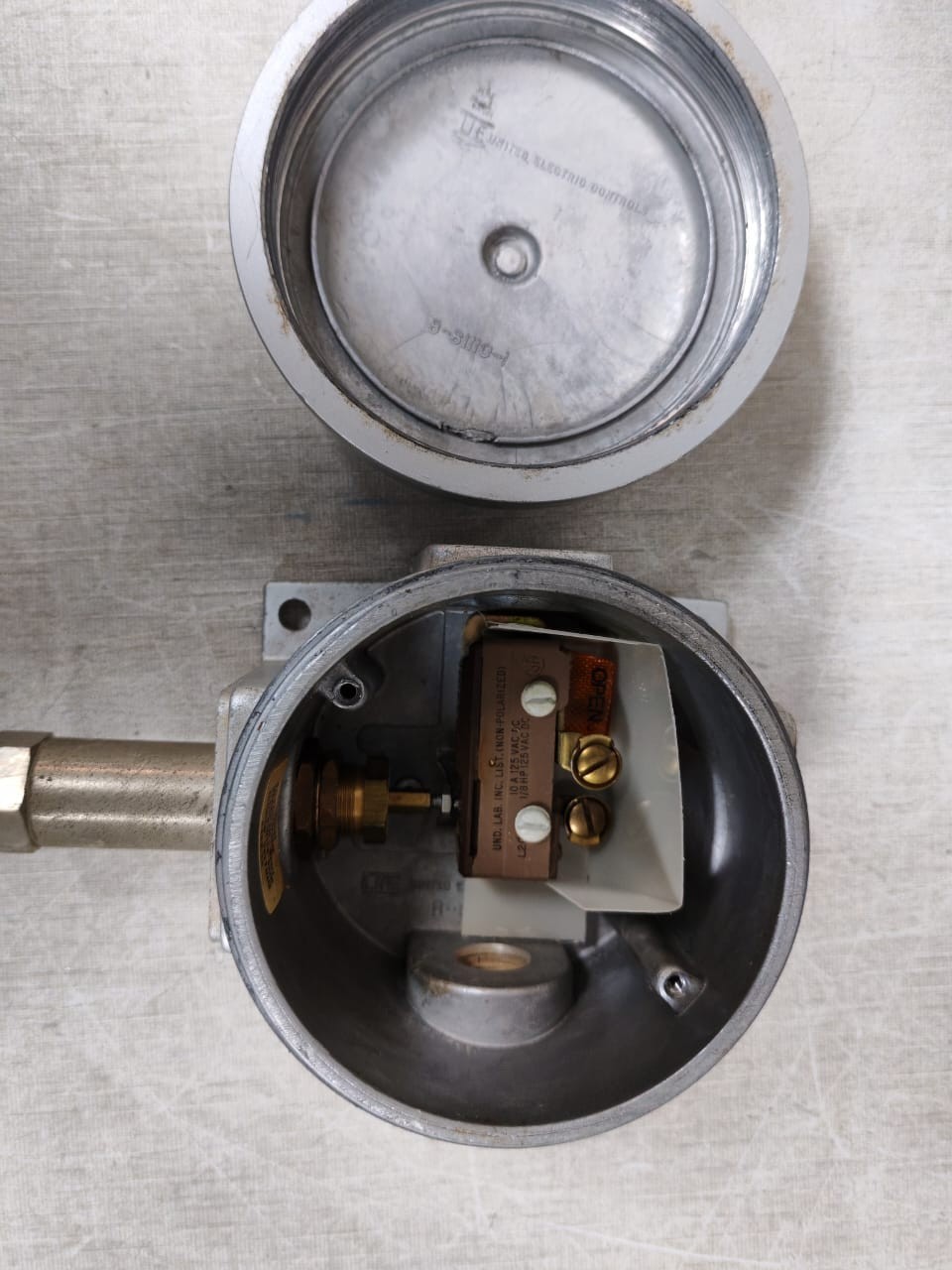 UE UNITED ELECTRIC AMPS-125 UE UNITED ELECTRIC J110 680 PRESSURE SWITCH 15 AMPS 125-250 VAC 6