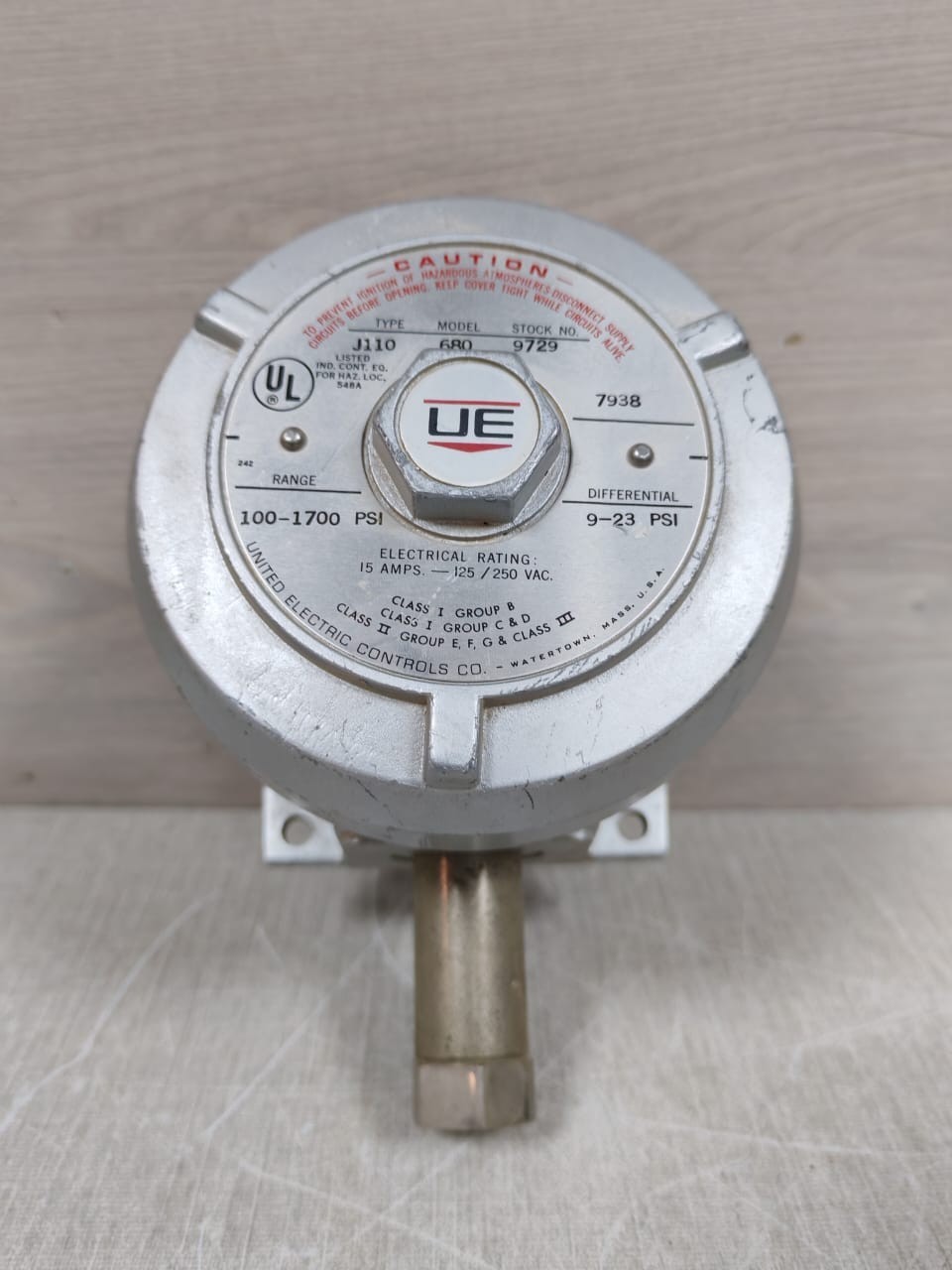 UE UNITED ELECTRIC J110 680 PRESSURE SWITCH 15 AMPS 125-250 VAC