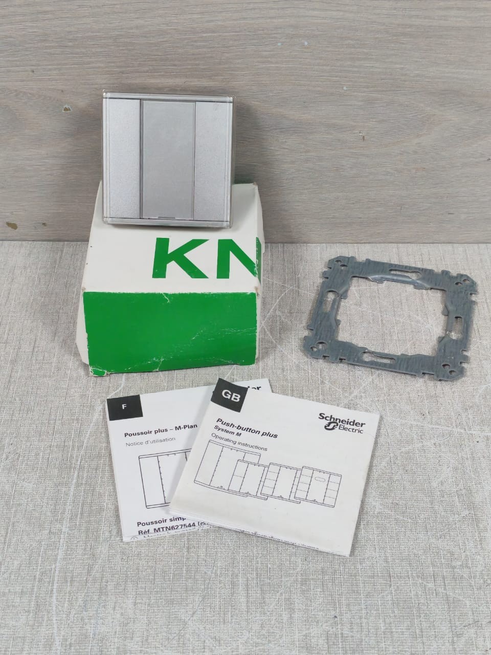 SCHNEIDER ELECTRIC MTN627560 PUSH-BUTTON 1-GANG PLUS ALUMINIUM- W/O ORIG.BOX