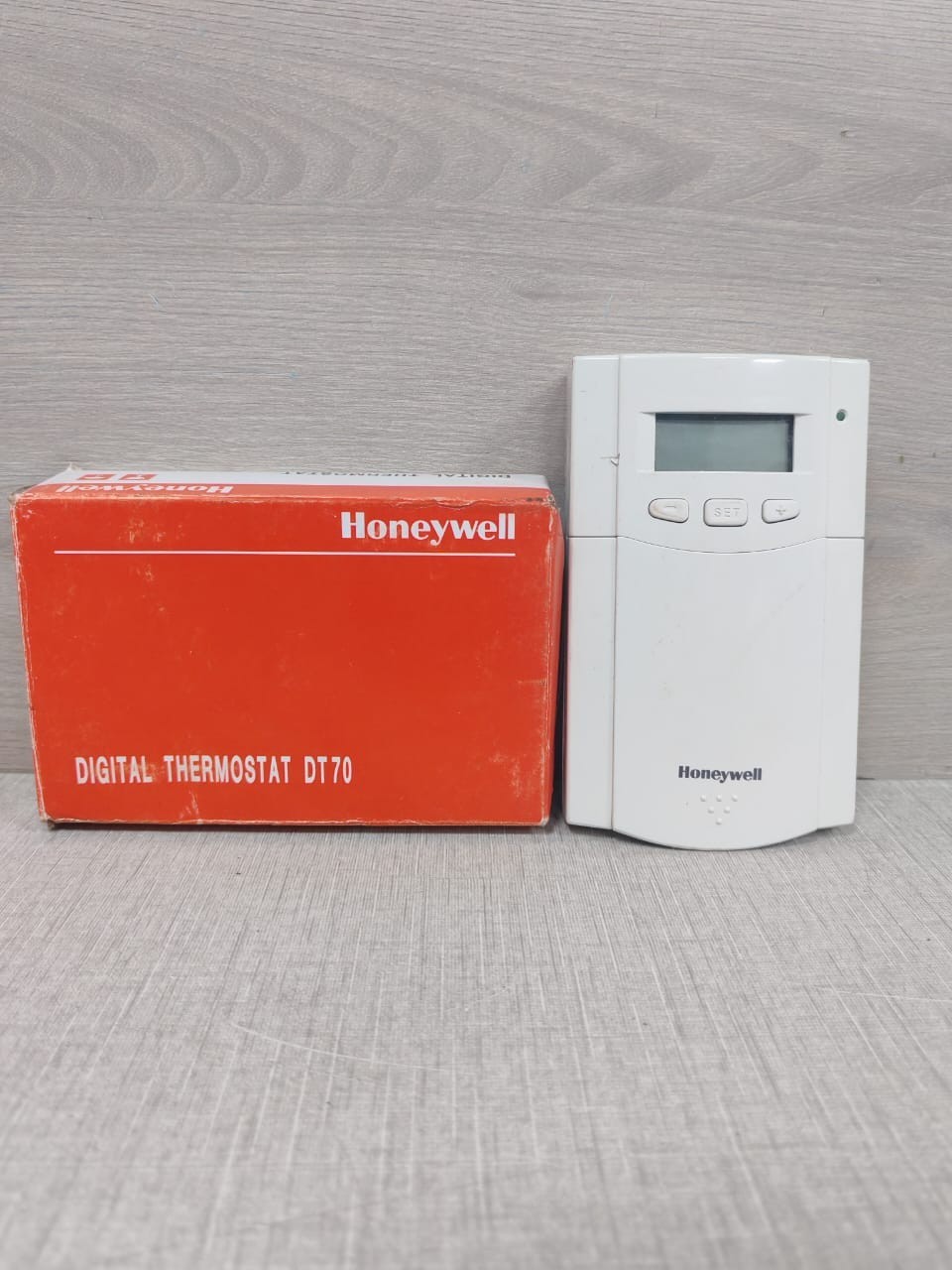 HONEYWELL DT70-F002E DIGITAL ROOM THERMOSTAT AC220V 50/60Hz