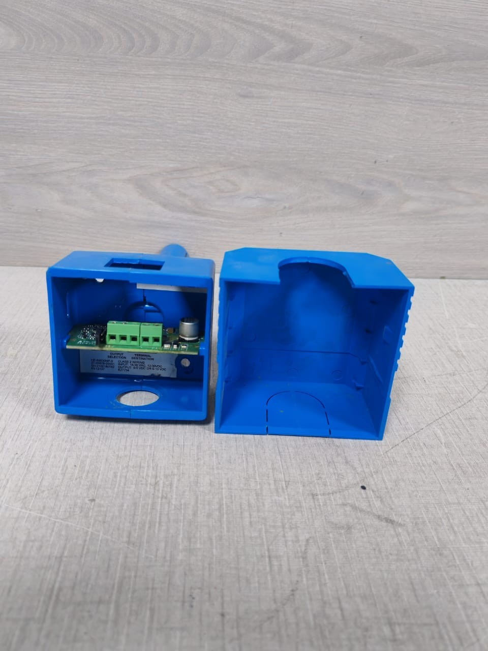 Johnson Controls HE-69530NP-0 JOHNSON CONTROLS HE-69530NP-0 HUMIDITY TRANSMITTER W/ TEMP SENSOR 4