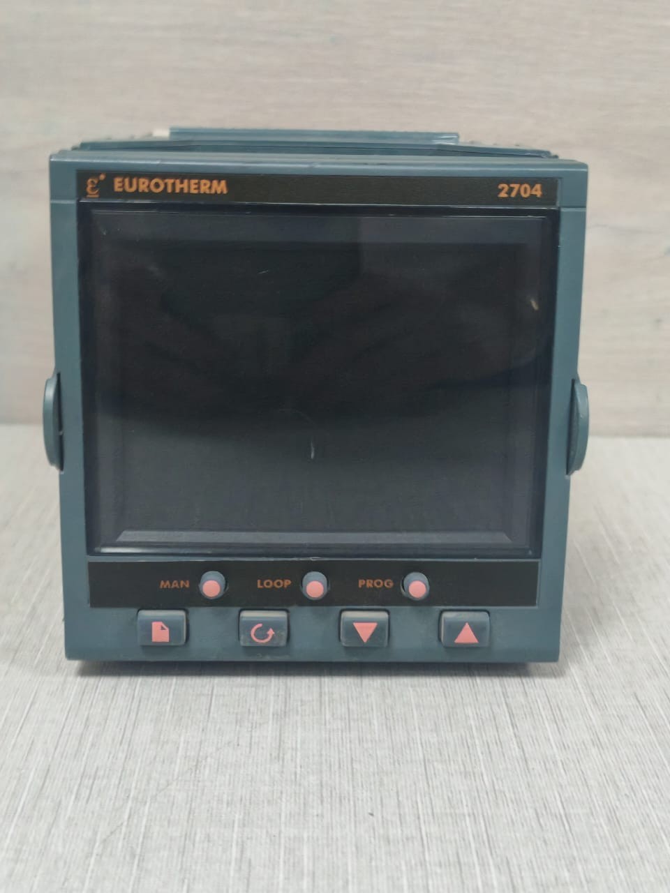EUROTHERM 2704/VL/321/XX/TP/AM/XX/PV/A2... EUROTHERM 2704 V6.51 2704/VL/321/XX/TP/AM/XX/PV/A2...TEMP.CONTROLLER 24V 6