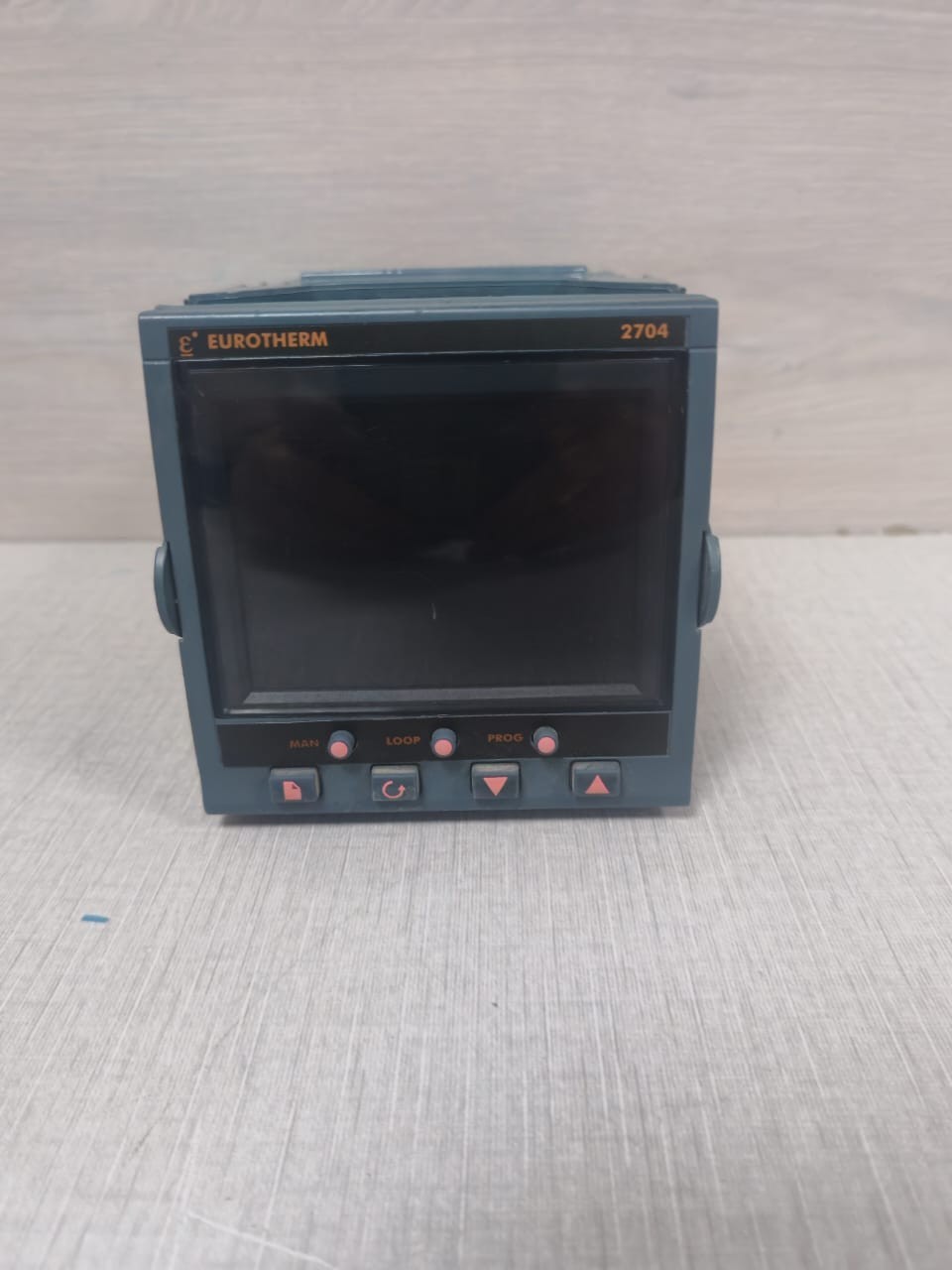 EUROTHERM 2704/VL/321/XX/TP/AM/XX/PV/A2... EUROTHERM 2704 V6.51 2704/VL/321/XX/TP/AM/XX/PV/A2...TEMP.CONTROLLER 24V 10