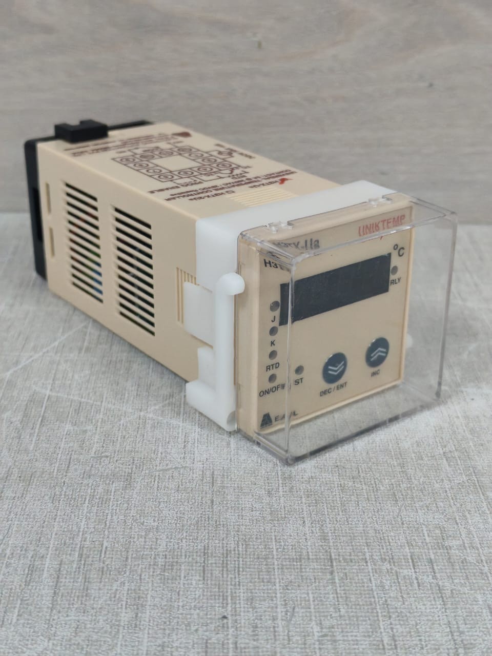 EAPL H3TX-UA EAPL H3TX-UA UNIVERSAL TEMPERATURE CONTROLLER 250VAC 3