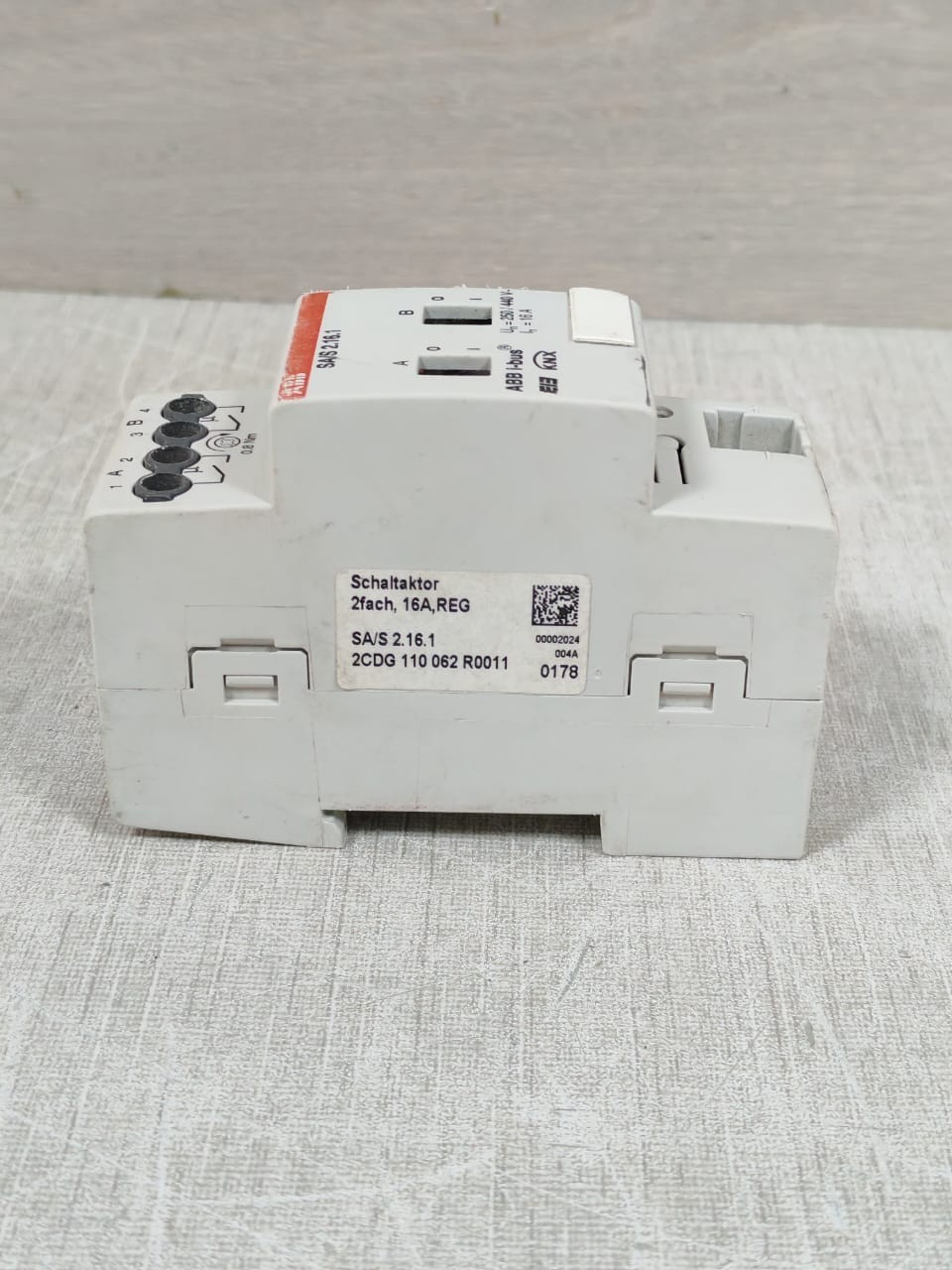 ABB SA/S 2.16.1 ABB SA/S 2.16.1 2CDG110062R0011 I-BUS KNX SWITCH ACTUATOR 8