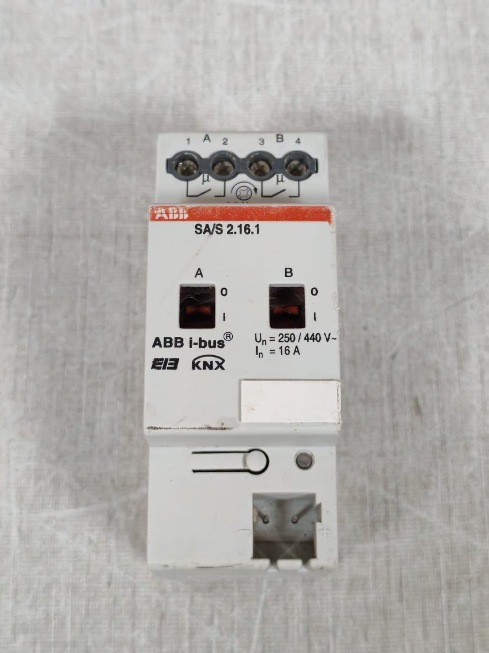 ABB SA/S 2.16.1 ABB SA/S 2.16.1 2CDG110062R0011 I-BUS KNX SWITCH ACTUATOR 9