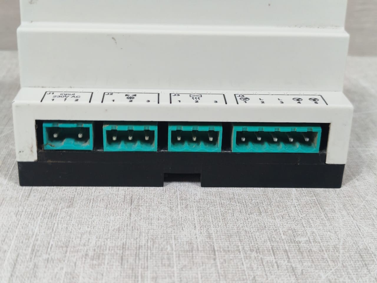 ABB FC/ S 1.1 ABB FC/ S 1.1 2CDG120001R0011 I-BUS KNX FAN COIL-REGLER 230V 9