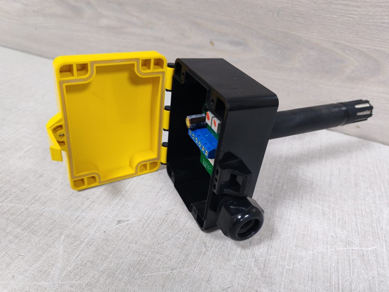 Sauter EGH111F031 SAUTER EGH111F031 Relative Humidity & Temperature Duct Transducer 3