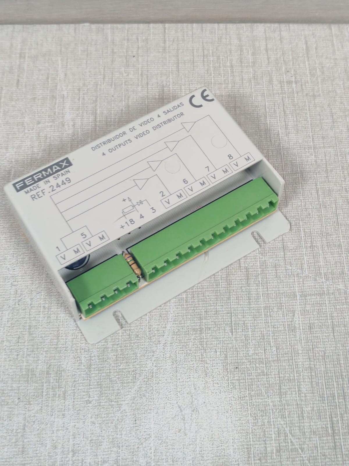 FERMAX REF.2449 FERMAX REF.2449 4 OUTPUTS VIDEO DISTRIBUTOR 4