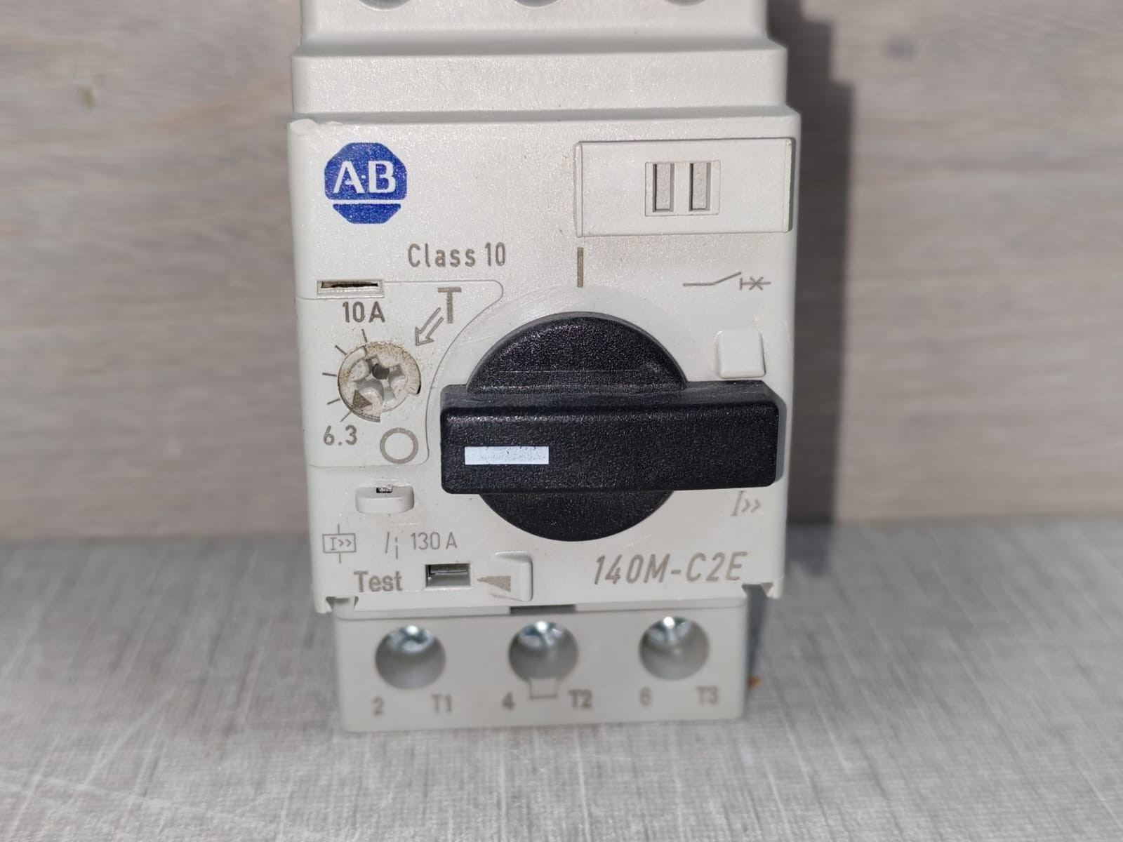 Allen-Bradley 140M-C2E-C10 Allen-Bradley 140M-C2E-C10 SER.C Motor Protection Circuit Breaker 3