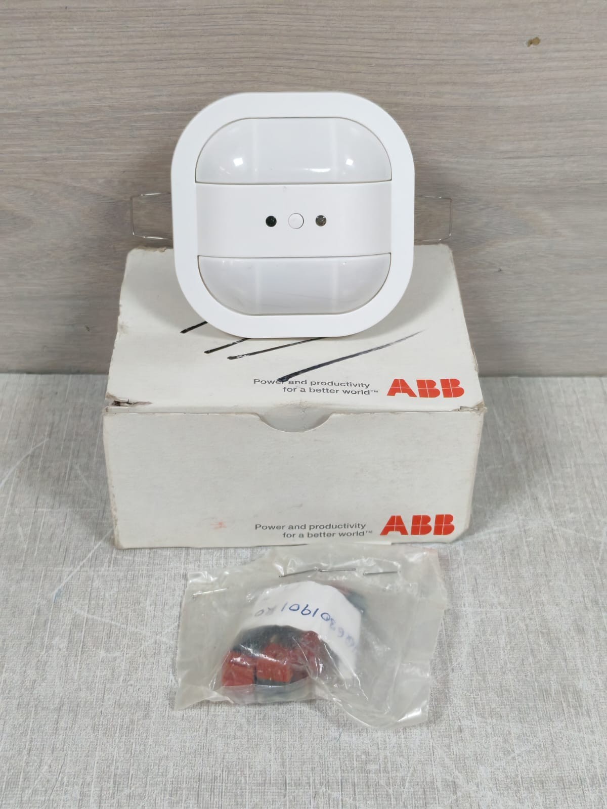 ABB 6131/20-24-500 2CKA006132A0342 I-BUS MINI PRESENCE DETECTOR KNX-W/O ORIG.BOX