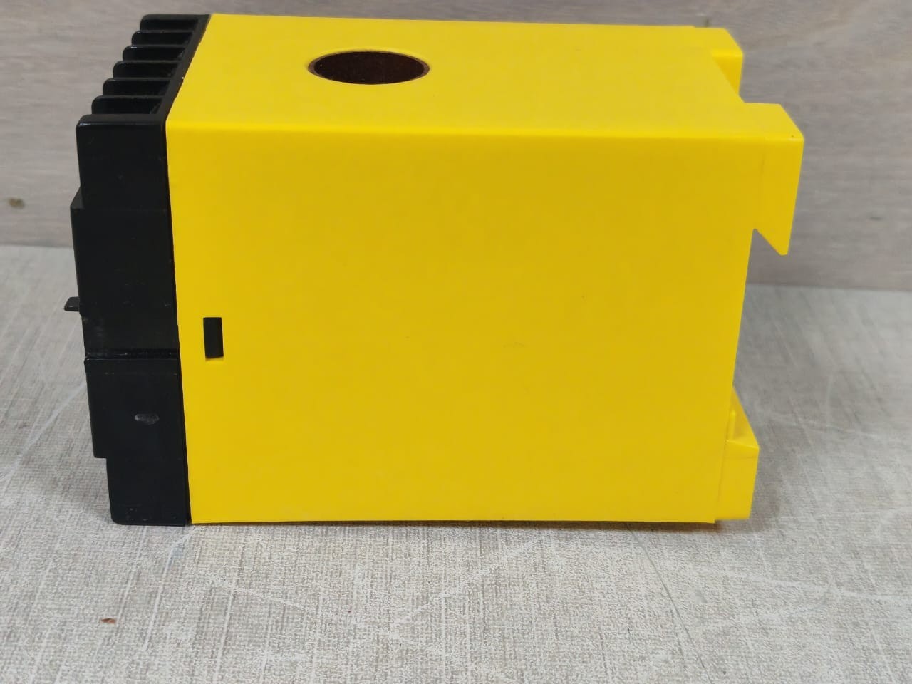 Bender US151P-1 BENDER US151P-1 B918374 EARTH FAULT MONITOR 7