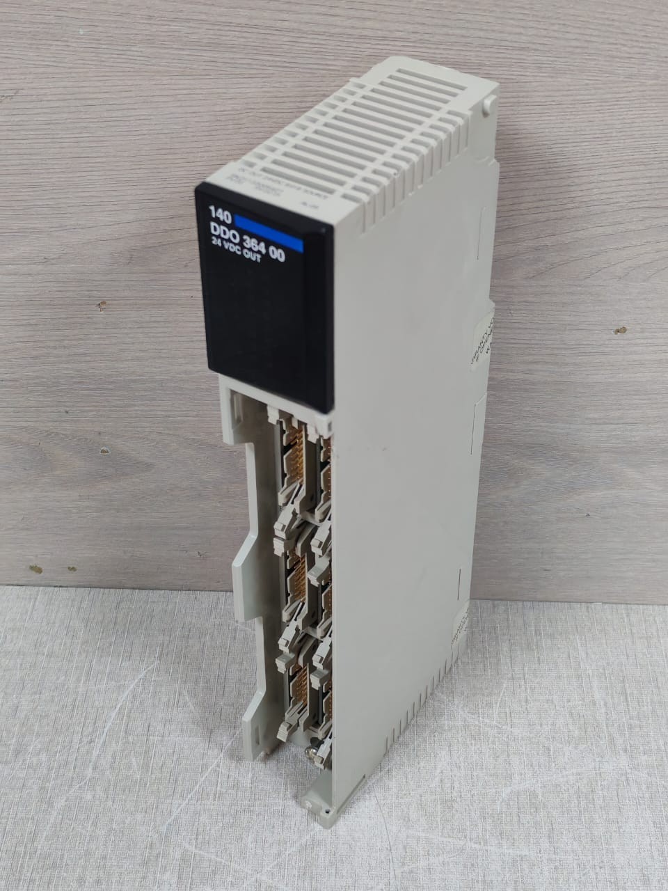 Schneider Electric 140DDO36400 SCHNEIDER ELECTRIC 140DDO36400 DISCRETE OUTPUT MODULE 6X16 SOURCE 4