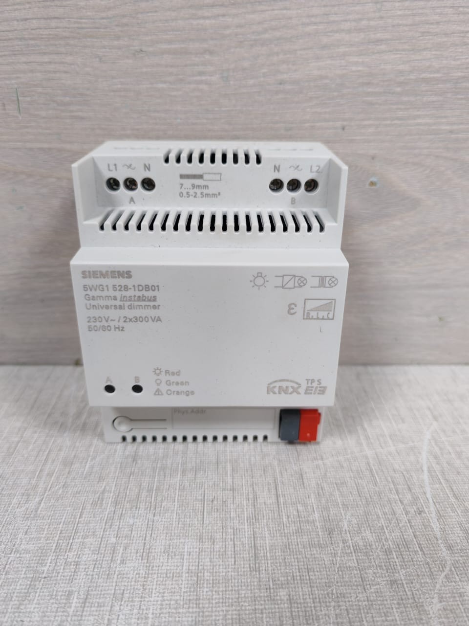 Siemens SIEMENS 5WG1 528-1DB01 SIEMENS 5WG1 528-1DB01 UNIVERSAL DIMMER 230V 50/60 Hz 2