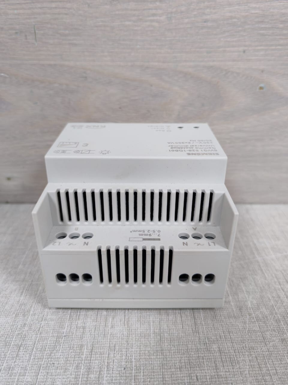 Siemens SIEMENS 5WG1 528-1DB01 SIEMENS 5WG1 528-1DB01 UNIVERSAL DIMMER 230V 50/60 Hz 3