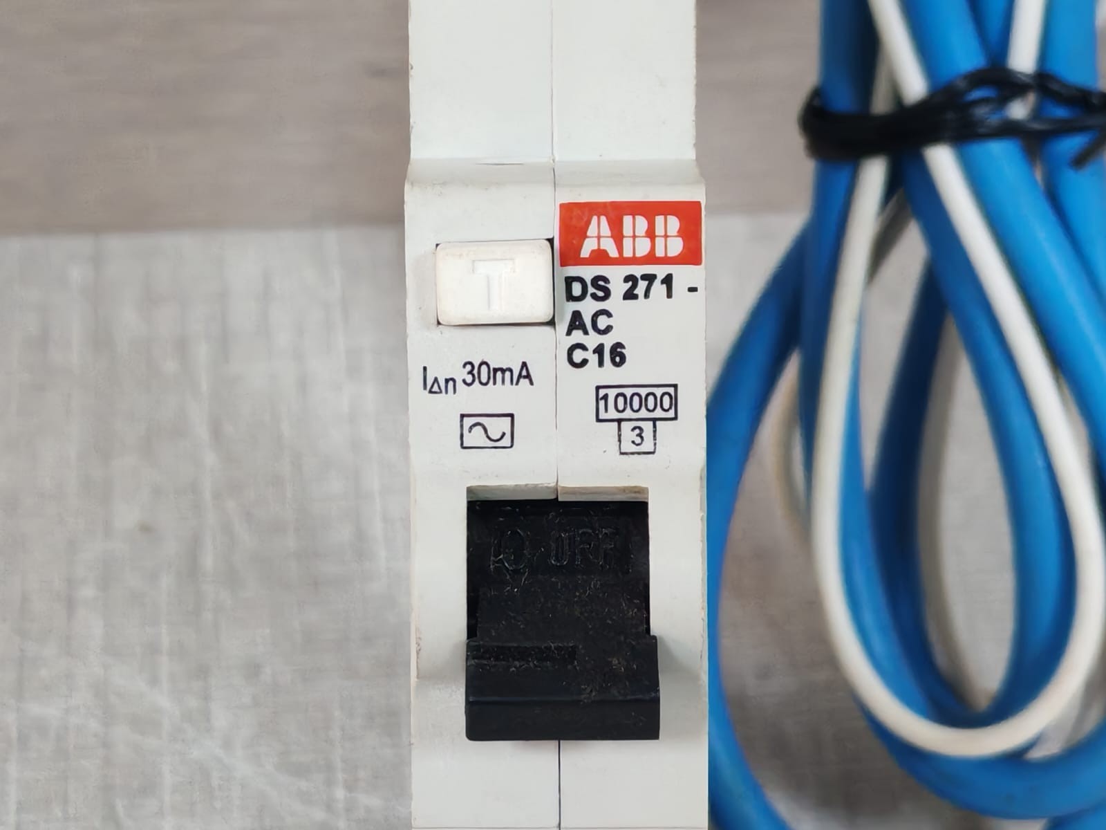 ABB 2CSR175092R1164 DS271 ABB RCBO 2CSR175092R1164 DS271 AC-C16/0.03 ELN 100mA 3