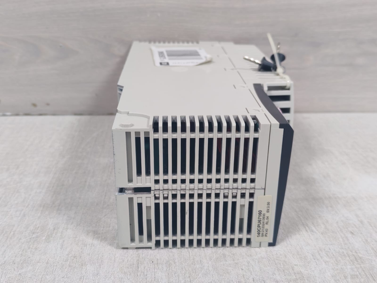 Schneider 140CPU67160 Schneider Electric 140CPU67160 Hot Standby Controller PV:43 RL:54 SV:3.50 6