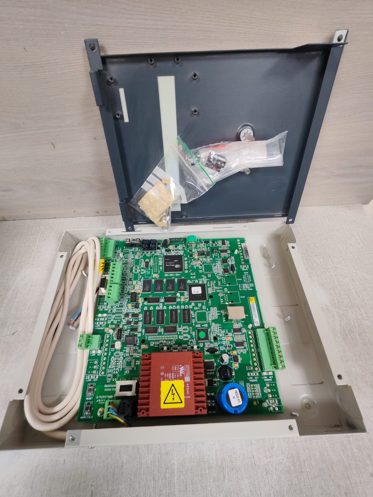 Schneider Electric DNN3 / S-DNN3 115 Schneider Electric Satchwell Sigma DNN3 / S-DNN3 115 / 230 VAC - 50/60 Hz 2