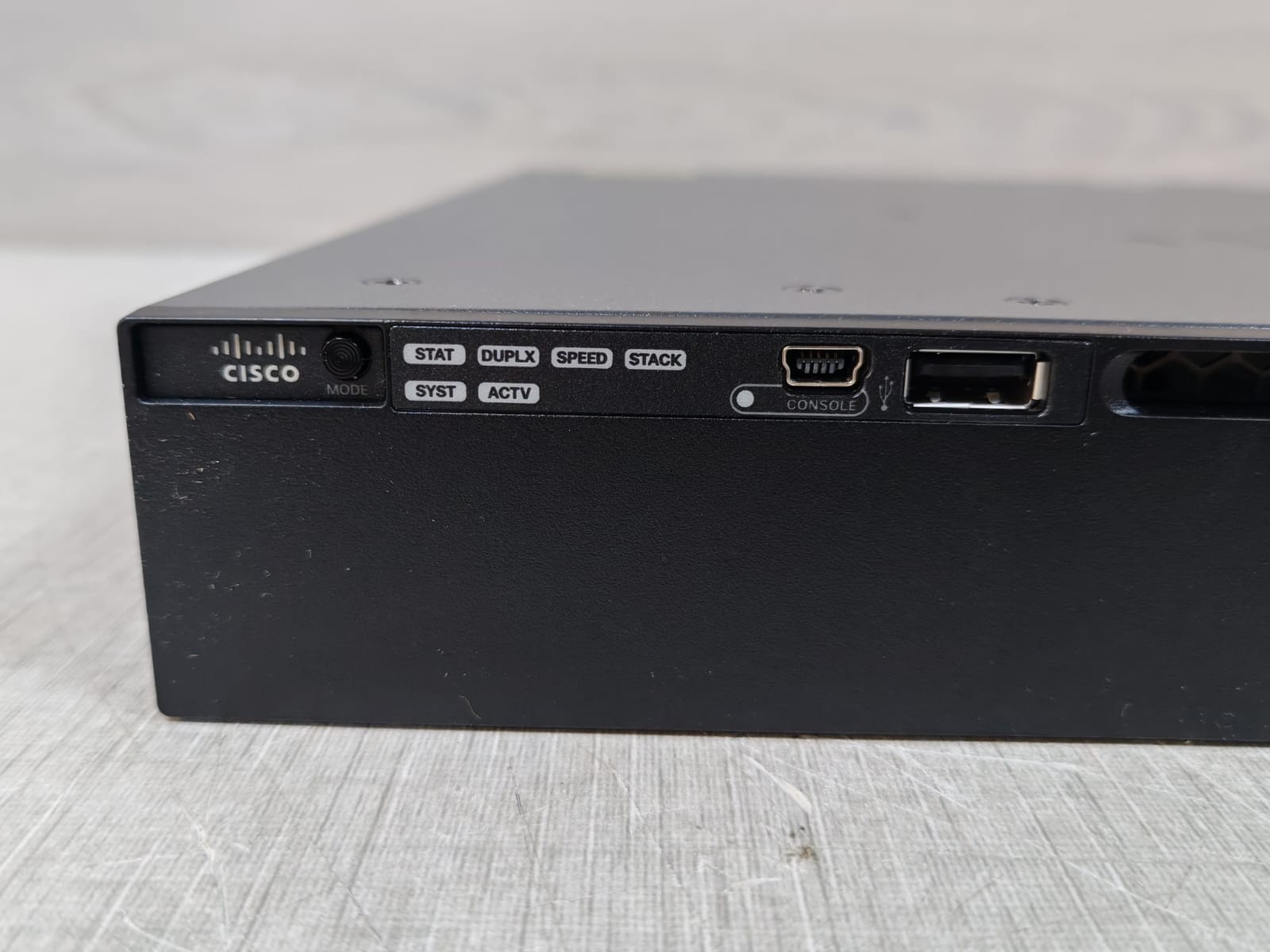 Cisco WS-C3650-24TS CISCO WS-C3650-24TS 4 x Gigabit Ethernet with Small Form ‑Factor Pluggable(SFP) 3