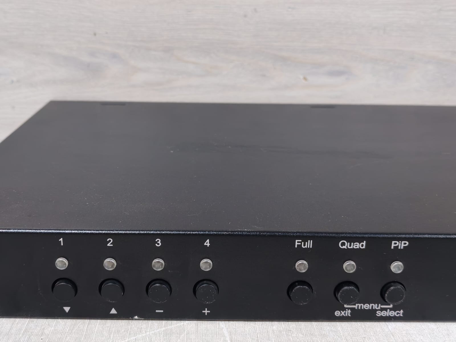 HETEC HE-VSW-QUAD II HETEC HE-VSW-QUAD II Quad Multiviewer and KVM Switch 4