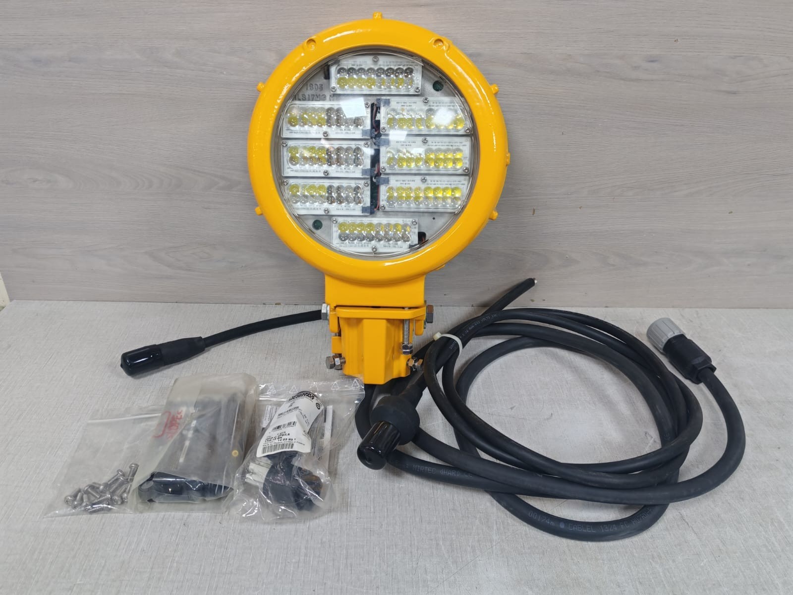 ADB SAFEGATE RELIANCE EL817D-SFL/TIL CW FLASH 12 (+POLE) 8172155 36V 20W