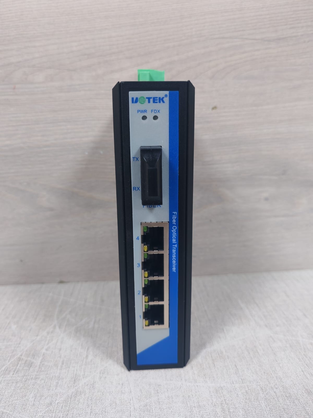 Uotek UT-2604SM-SC UOTEK UT-2604SM-SC 4-Port 100M Network Fiber Optical Transceiver 2
