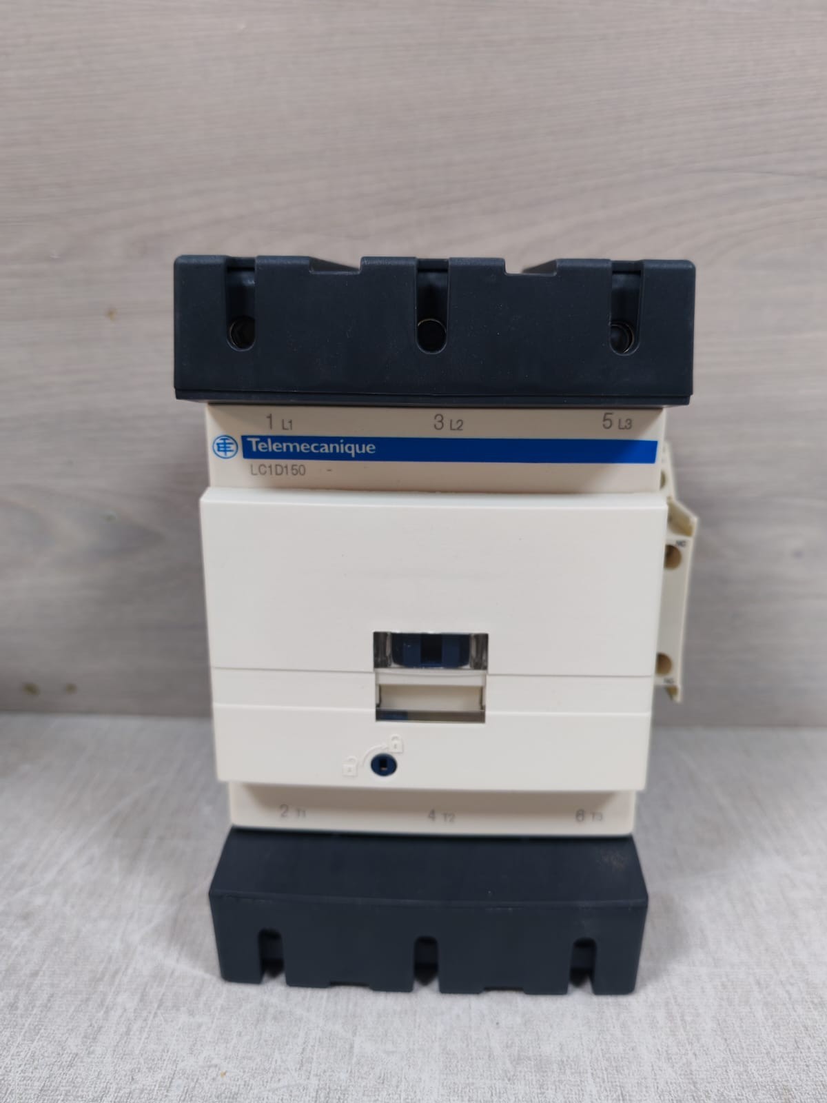 Telemecanique LC1D150 TELEMECANIQUE LC1D150 3-Pole Contactor 2
