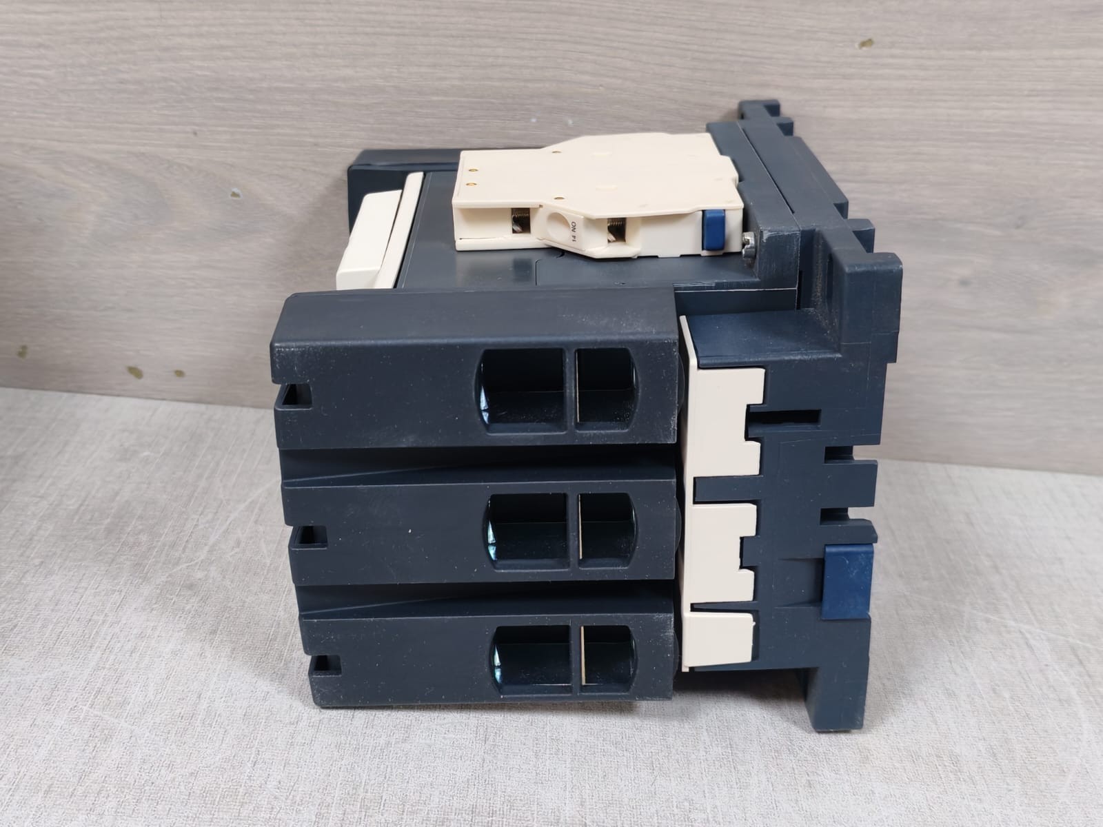 Telemecanique LC1D150 TELEMECANIQUE LC1D150 3-Pole Contactor 8