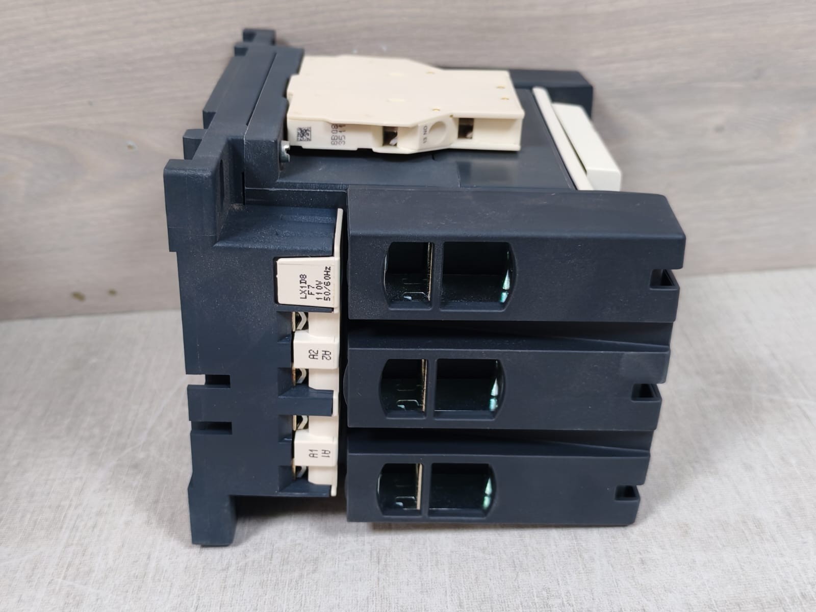 Telemecanique LC1D150 TELEMECANIQUE LC1D150 3-Pole Contactor 9
