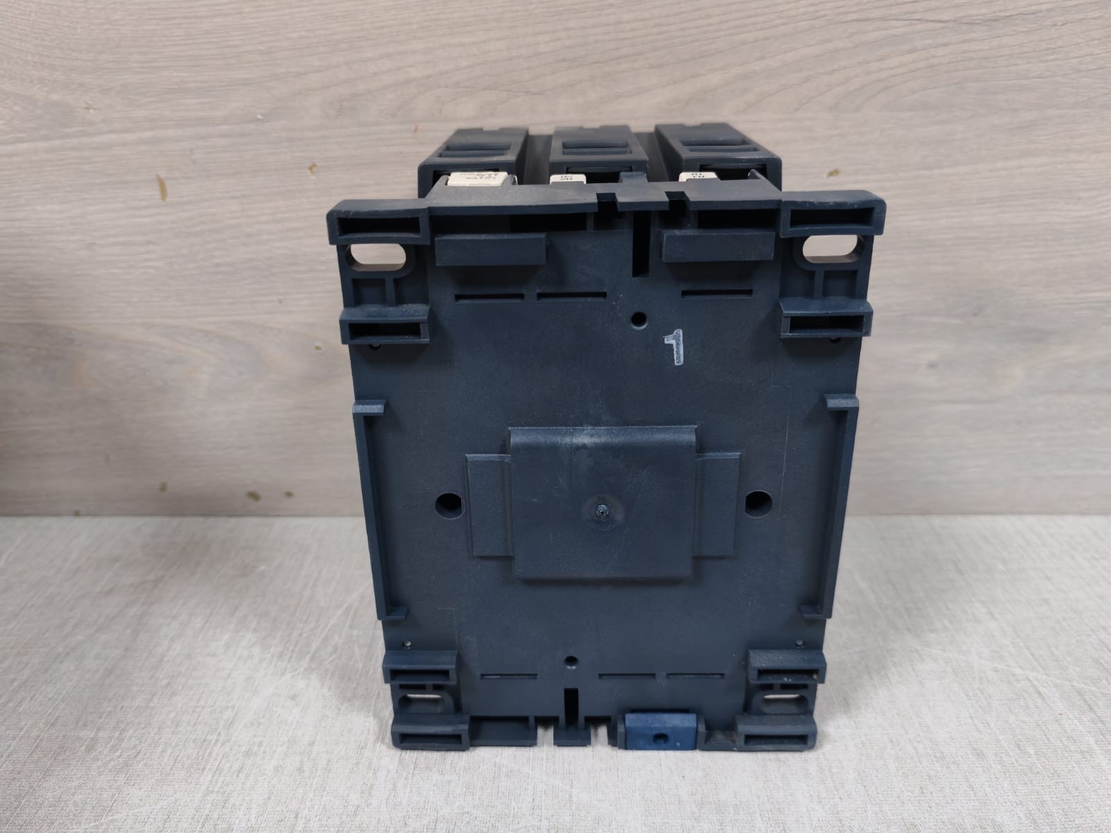 Telemecanique LC1D150 TELEMECANIQUE LC1D150 3-Pole Contactor 10