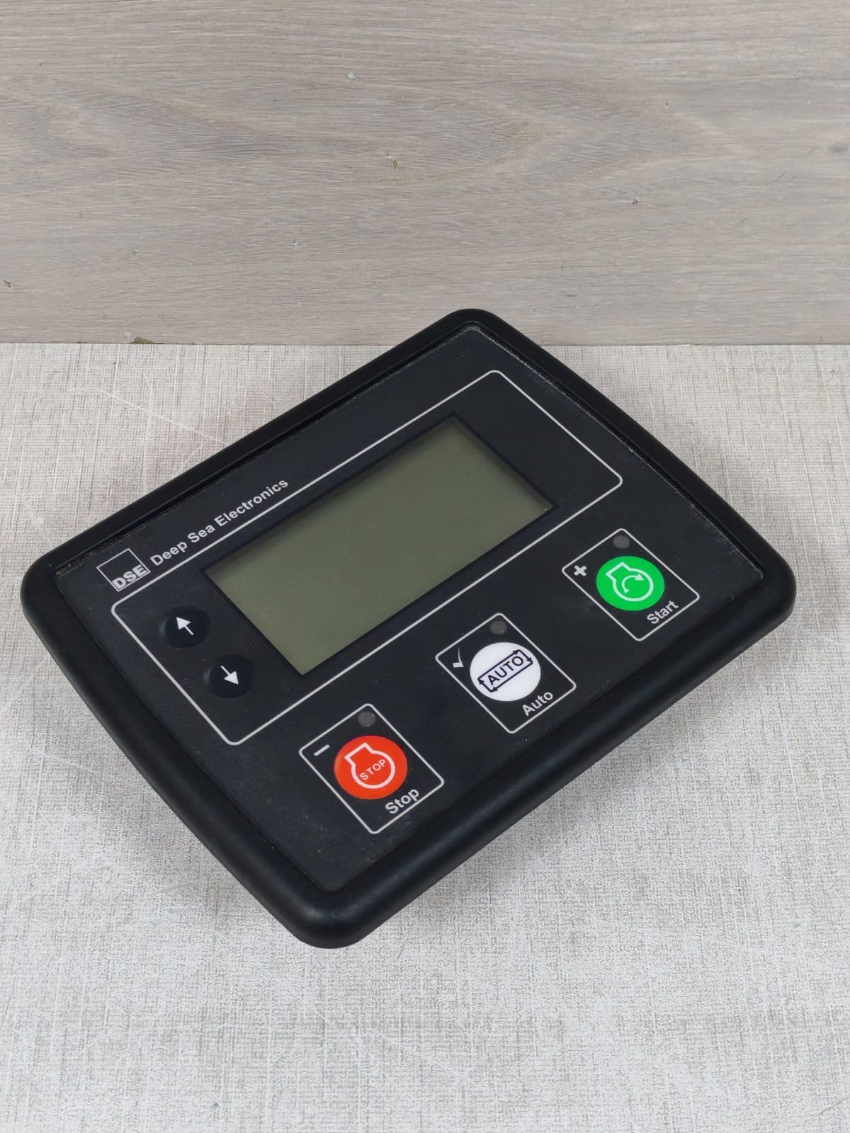 DEEP SEA ELECTRONICS E100 / E100-002-01 DEEP SEA ELECTRONICS E100 / E100-002-01 ENGINE CONTROLLER 4