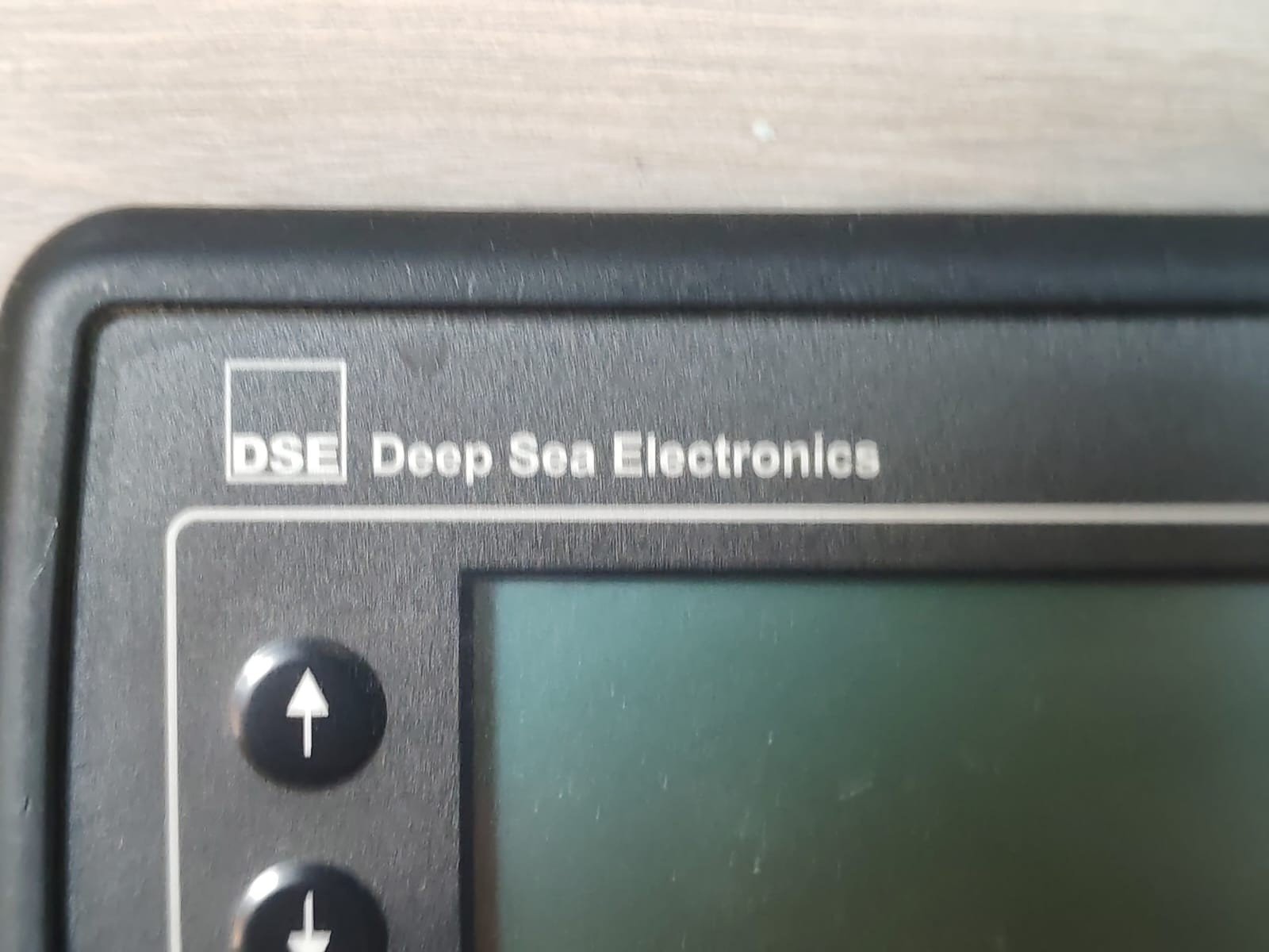 DEEP SEA ELECTRONICS E100 / E100-002-01 DEEP SEA ELECTRONICS E100 / E100-002-01 ENGINE CONTROLLER 6