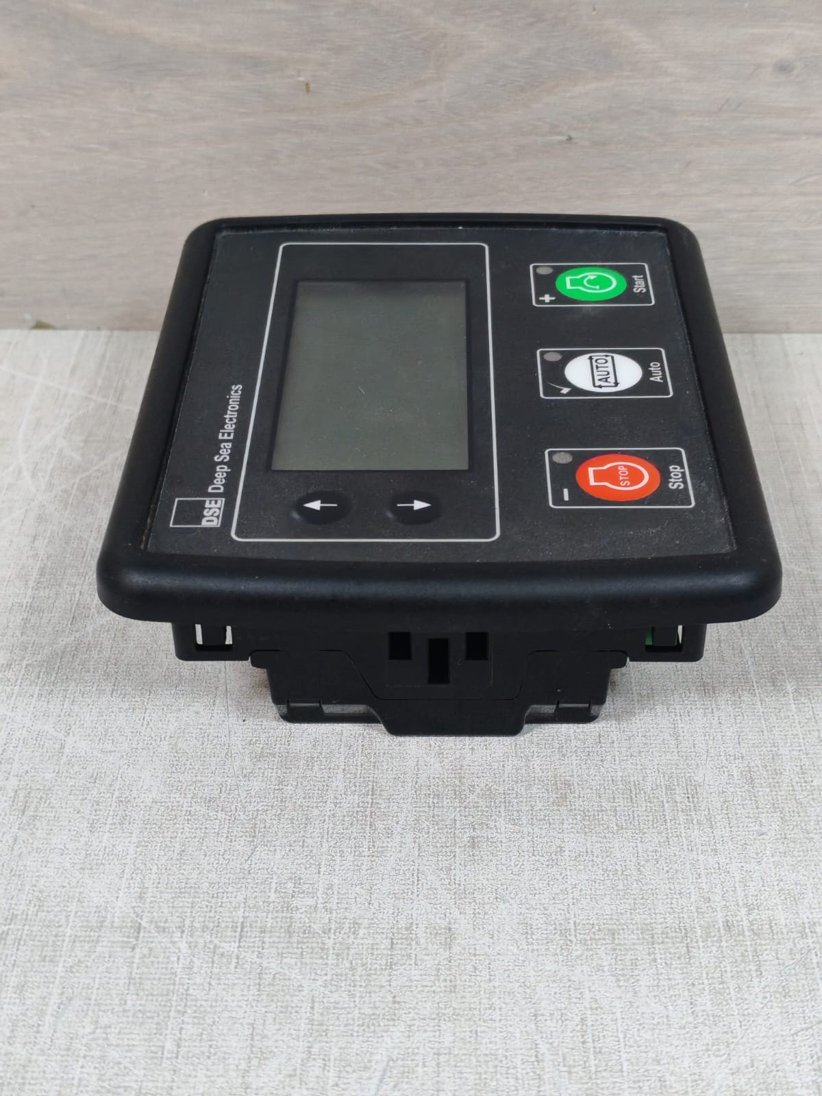 DEEP SEA ELECTRONICS E100 / E100-002-01 DEEP SEA ELECTRONICS E100 / E100-002-01 ENGINE CONTROLLER 8