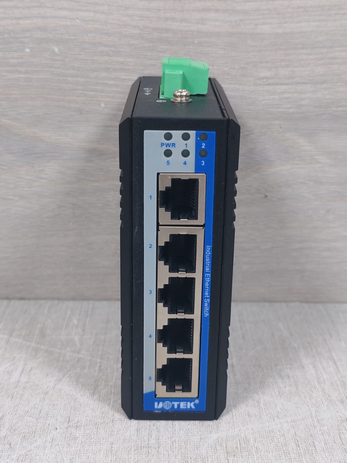 UOTEK UOTEK UT-6405C UOTEK UT-6405C 5-PORT 100M UNMANAGED ETHERNET SWITCH 2