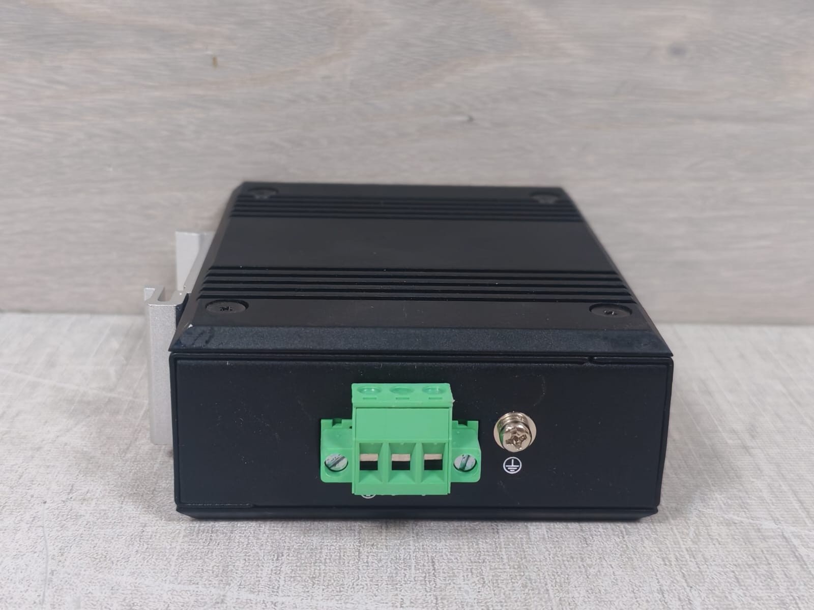 UOTEK UOTEK UT-6405C UOTEK UT-6405C 5-PORT 100M UNMANAGED ETHERNET SWITCH 8