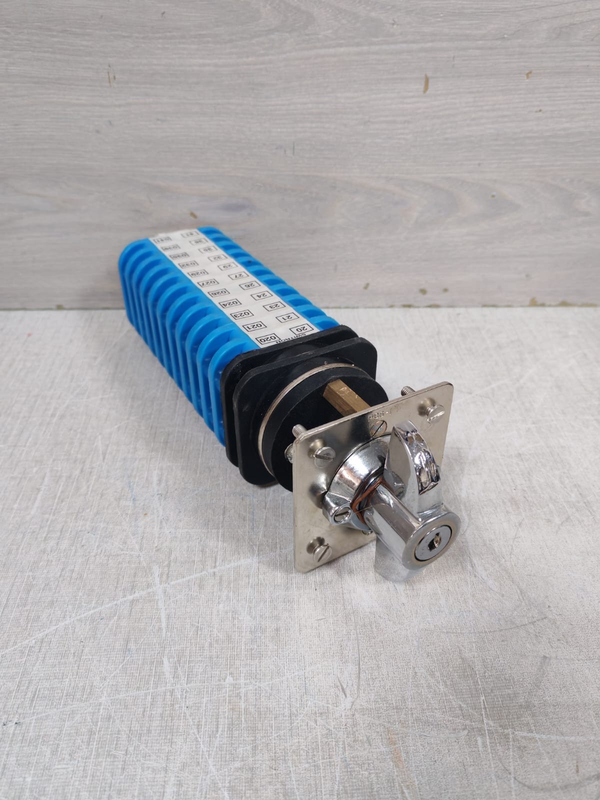 SWITRON SPC32P12249R/T79/W SWITRON POS-1 SPC32P12249R/T79/W ROTARY SWITCH 32A /440VAC 2