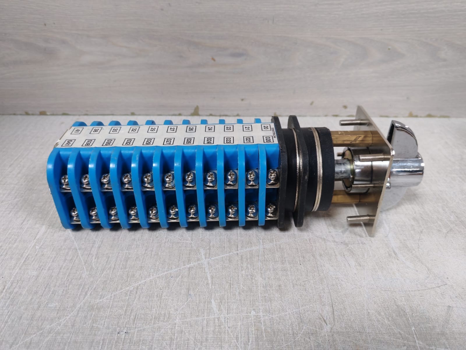 SWITRON SPC32P12249R/T79/W SWITRON POS-1 SPC32P12249R/T79/W ROTARY SWITCH 32A /440VAC 4