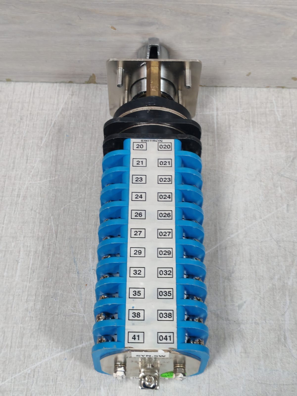 SWITRON SPC32P12249R/T79/W SWITRON POS-1 SPC32P12249R/T79/W ROTARY SWITCH 32A /440VAC 7