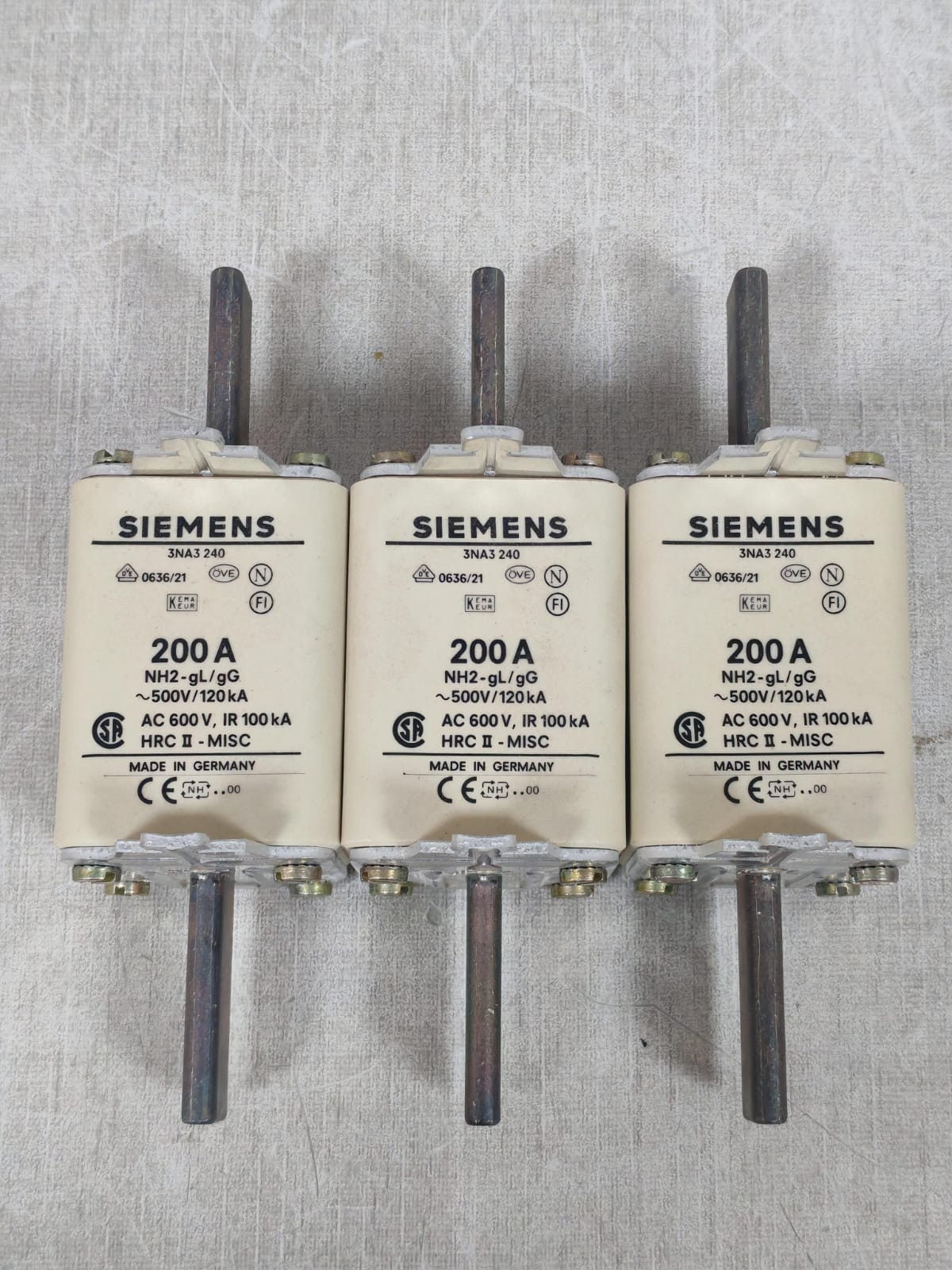 Siemens 3NA3240 LOT SIEMENS 3NA3240 LV-HRC-FUSE LINKS 200A 2