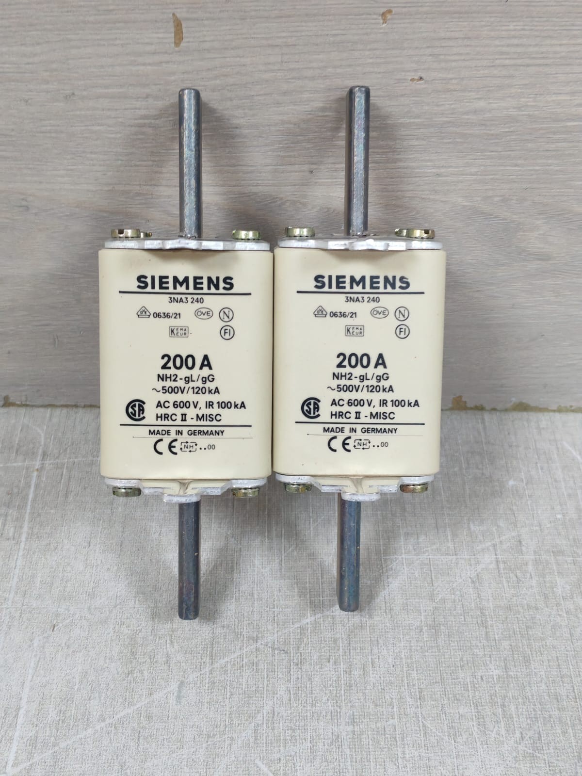 Siemens 3NA3240 LOT SIEMENS 3NA3240 LV-HRC-FUSE LINKS 200A 2