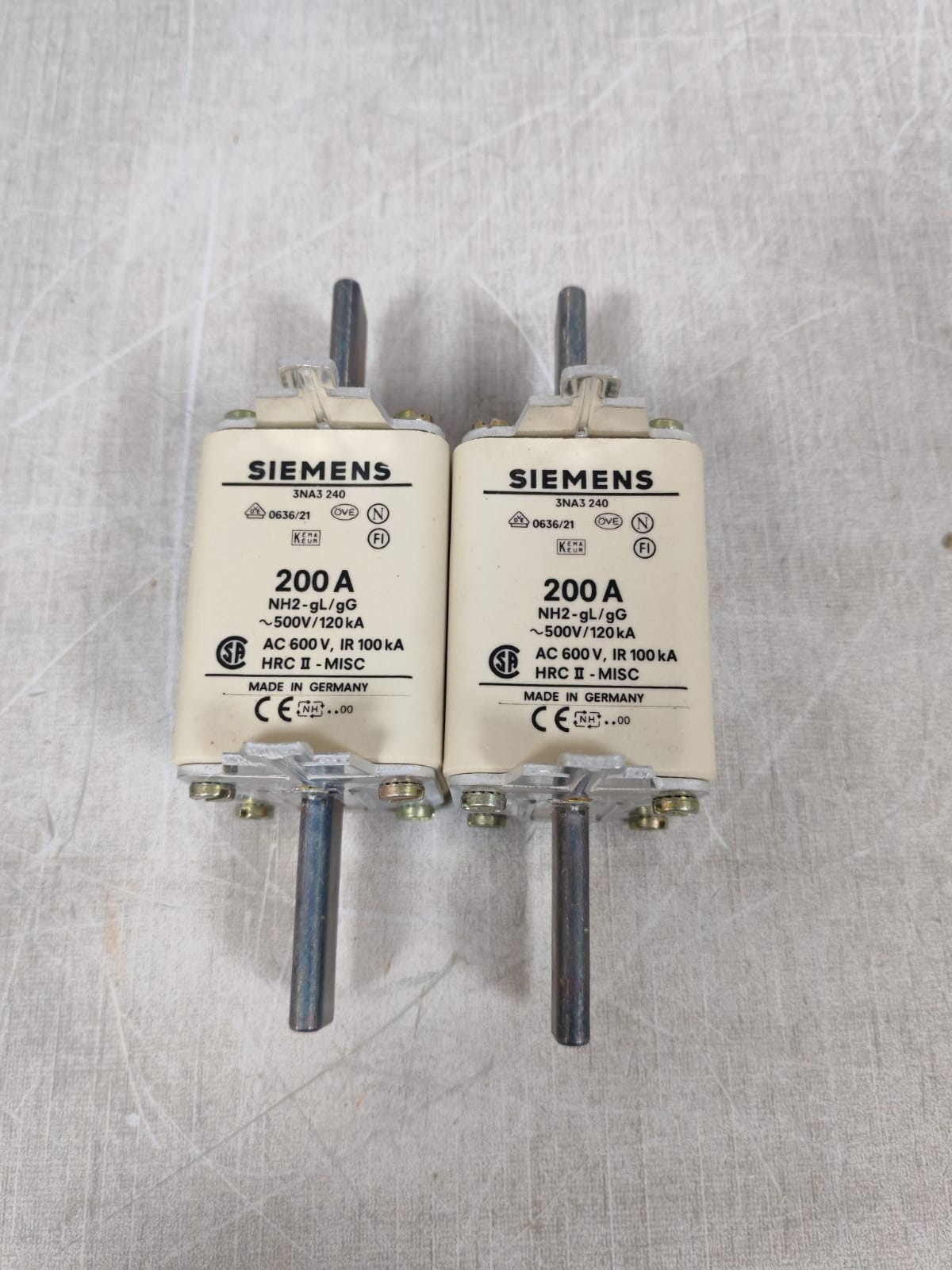Siemens 3NA3240 LOT SIEMENS 3NA3240 LV-HRC-FUSE LINKS 200A 6