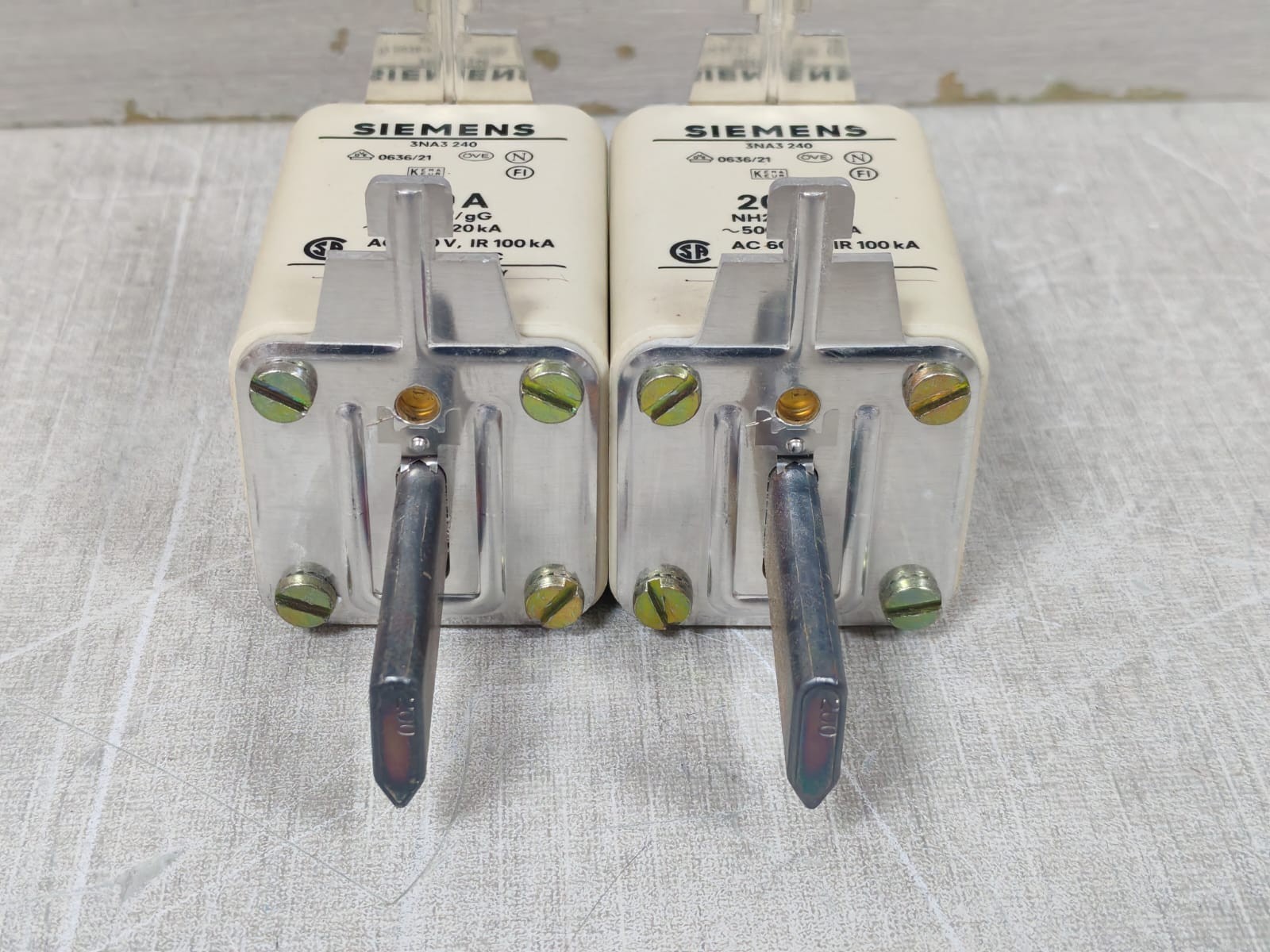 Siemens 3NA3240 LOT SIEMENS 3NA3240 LV-HRC-FUSE LINKS 200A 10