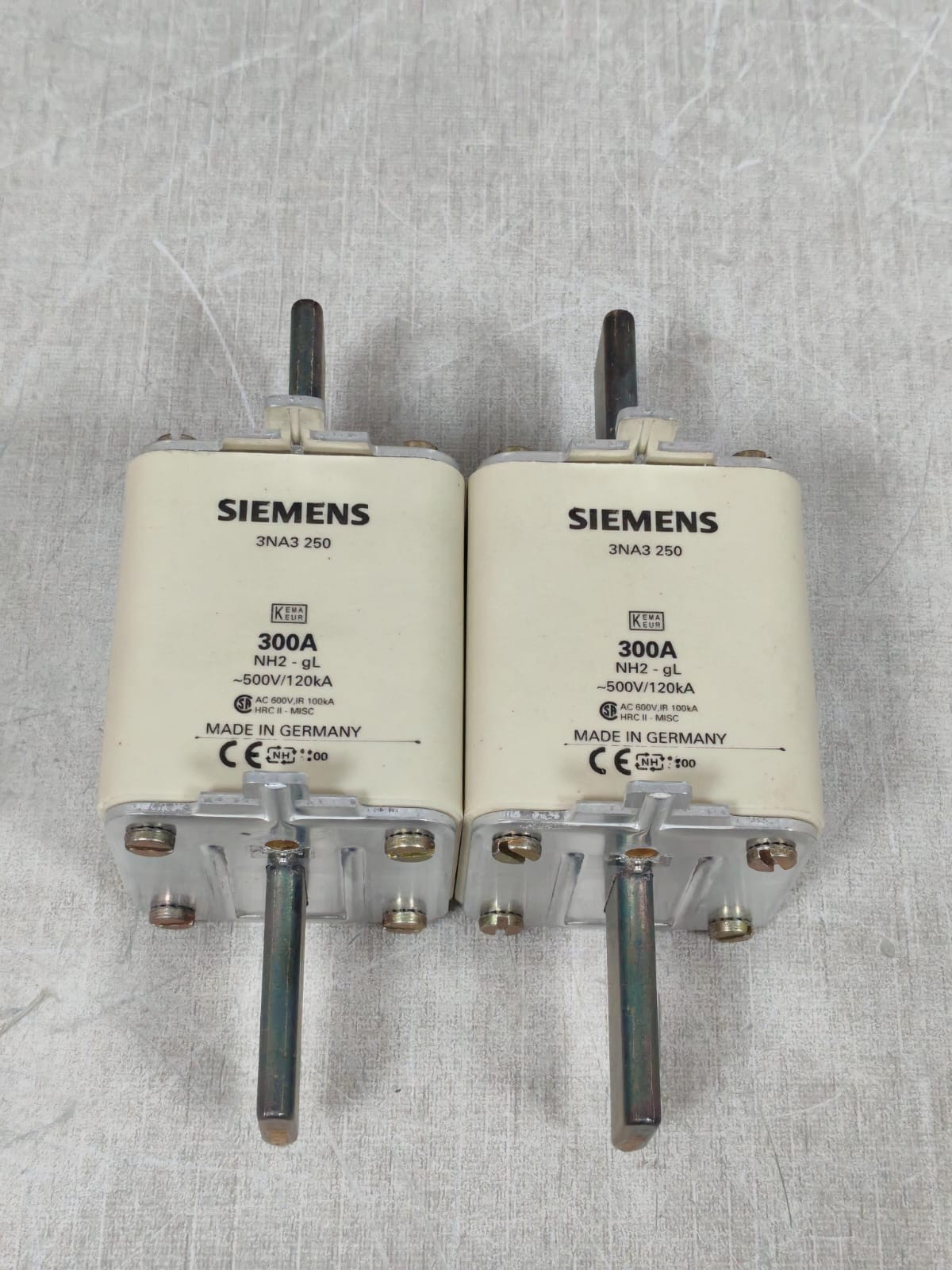 Siemens LV-HRC-FUSE SIEMENS 3NA3250 500V 300A LV-HRC-FUSE LINKS 2