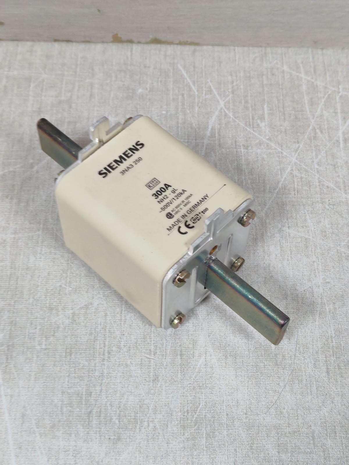 Siemens LV-HRC-FUSE SIEMENS 3NA3250 500V 300A LV-HRC-FUSE LINKS 4