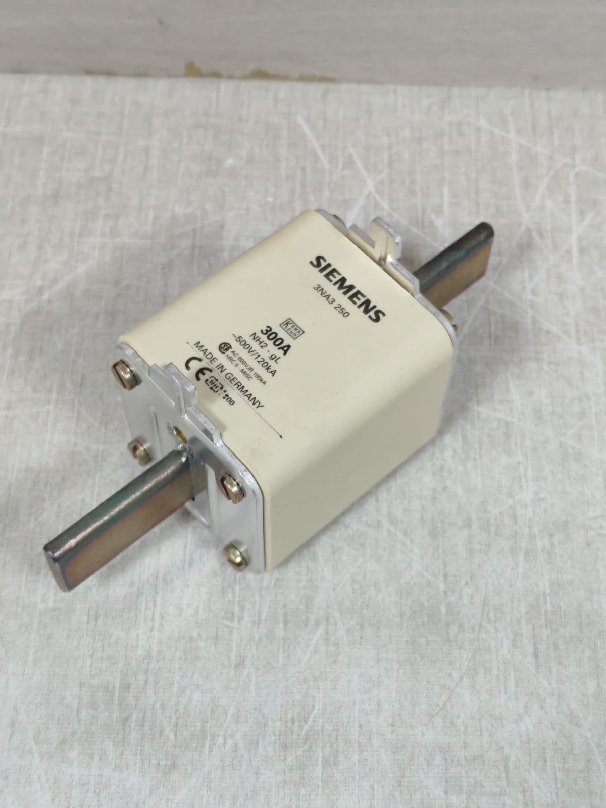 Siemens LV-HRC-FUSE SIEMENS 3NA3250 500V 300A LV-HRC-FUSE LINKS 5